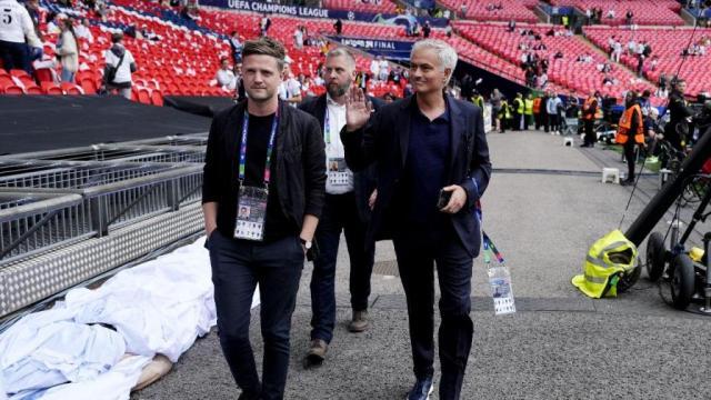 1717286904328047186.jpg 足球联赛-费内巴切官宣穆里尼奥 评完欧冠决赛他直飞土耳其