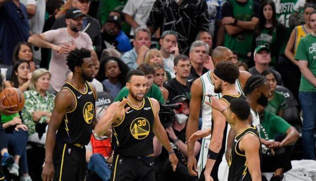 中国足彩网赛事中心-防到绿军12中4！34岁库里疯狂砍分背后防守也够狠